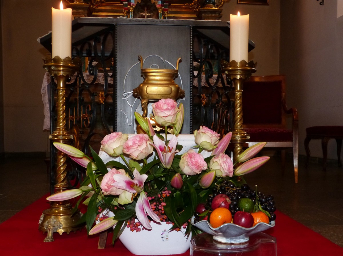 Décoration florale réalisée par la chorale. Photo Claude Maillard