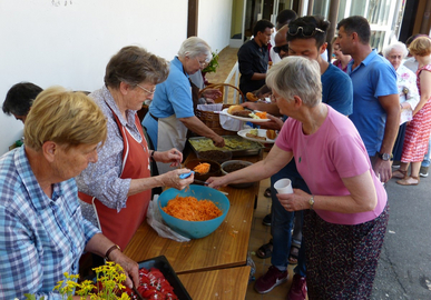 Fête de l'été au Point d'Ancrage, 20 juin 2018. Buffet repas servi par les bénévoles