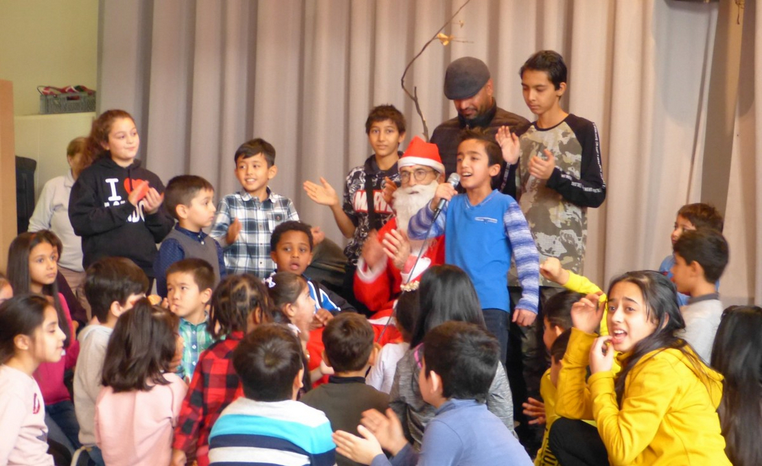 Image - P1030786-St_Nicolas_et_enfants_migrants.JPG